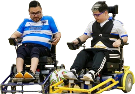 Jugadores de Powerchair Football México en sus sillas deportivas